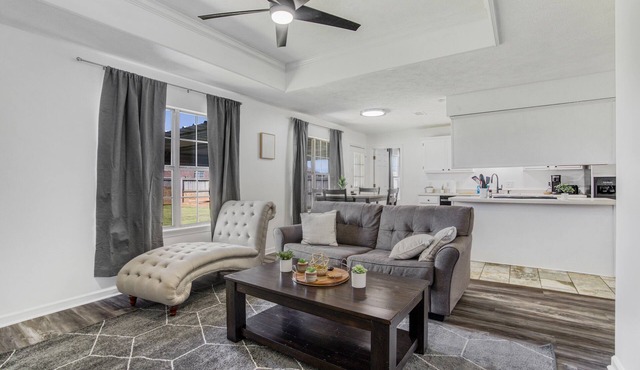 3 BR Amazing Fully Fenced Home Close to the Colleges