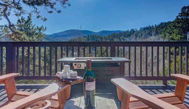 3-BR, amazing mountain views, game room, hot tub, 30min to Red Rocks