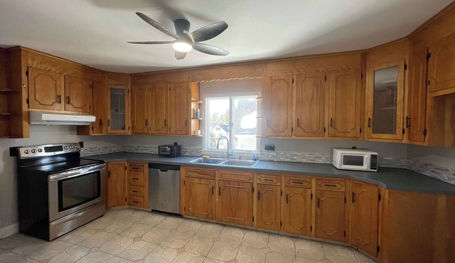 3 BR Apartment Near Wesleyan 202