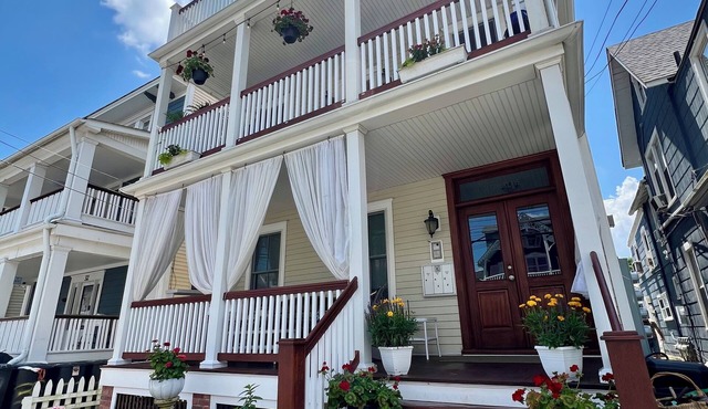 3-BR apt: OCEAN views balcony, 1.5 blocks to beach passes, AC, WiFi, 1.5 baths.