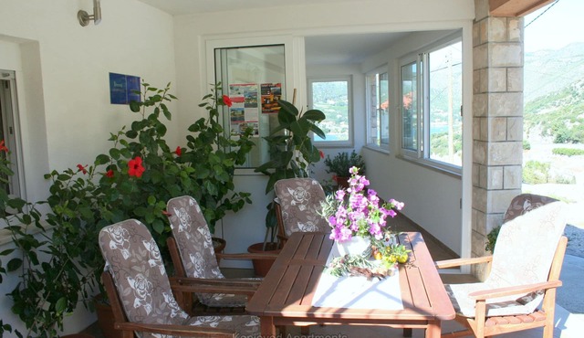 3 Br Bright Seaside Seaview Apartment with Patio & Large Balcony Terrace 100m2