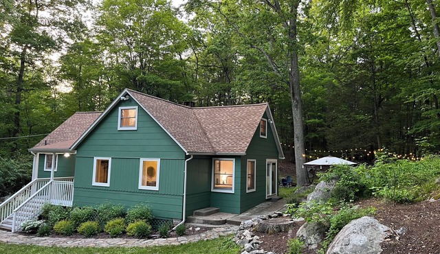 3 Br Cabin near Lake w Private Dock and Fire Pit, 1 hr from NYC