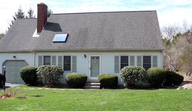 3 BR Cape-short drive to Mayflower & other bay beaches-A/C, Wi-Fi, Linens Incl.