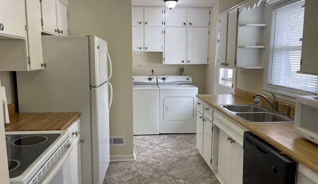 3 BR, close to fun, entertainment, shops, xway and your own rooms!