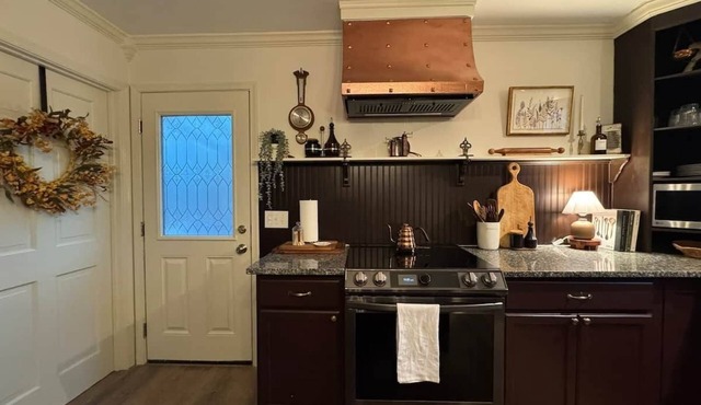 3 BR Colonial Revival in 2 Acres, 5 min to State Park. Family & Pet Friendly!