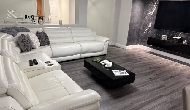 3-br contemporary getaway with independent office space, in delightful Orlando.