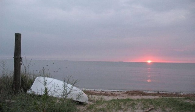 3 Br Cottage right on beach - Beautiful view of beach/water - Pets welcome!