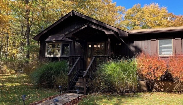 3-BR Cottage w/Game Room, Firepits, Lake Nearby in Highland Lake