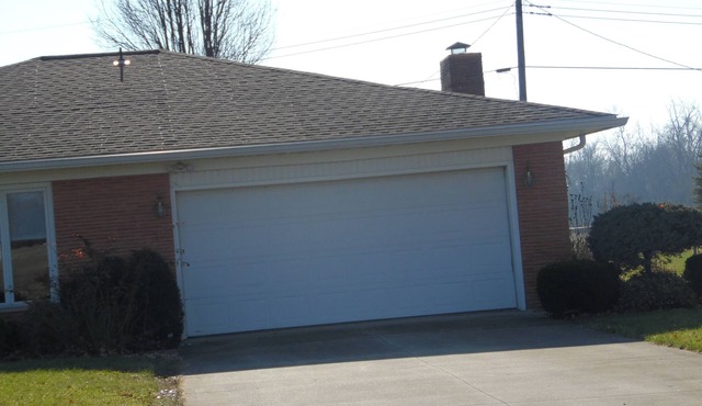 3 br country home close to town with hot tub