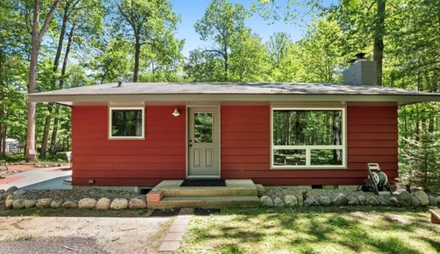 3 BR cozy cabin on a private access lake - St Germain Bicycle/UTV trail access