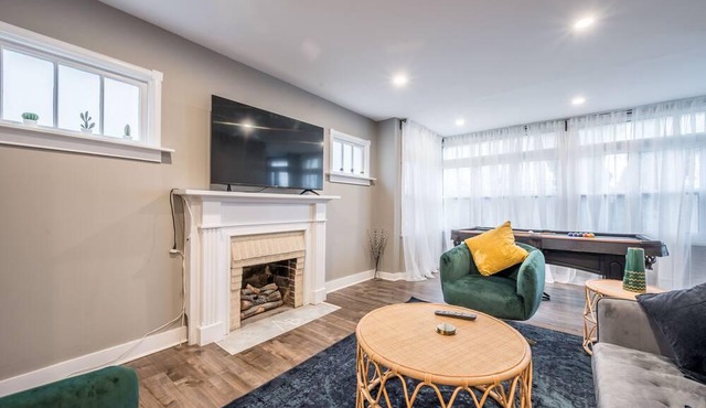 3 BR Cozy Chic Oasis in the hub of Bedford