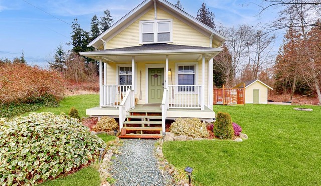 3 BR Cozy Cottage with Hot Tub and WiFi