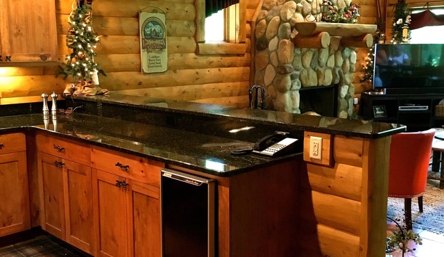 3 BR - Custom Mountain Log Cabin, Private Rustic Retreat, Sleeps 9 . Book now!