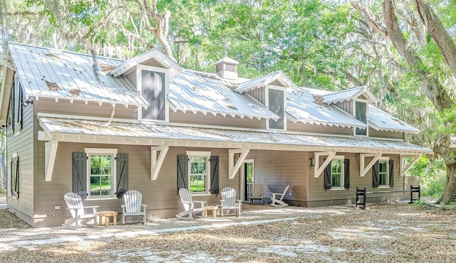 3-BR Dogtrot Cottage w/dock, pool, & private firepit on Emma's Driftwood Farm