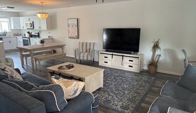 3 BR End Unit Rowhouse 1 Mile to Bethany Boardwalk, Walk to Shops & Restaurants