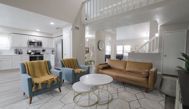 3 BR/Ensuite with King Bed/Wet Bar/Pool Table/Pool Access/World Cup