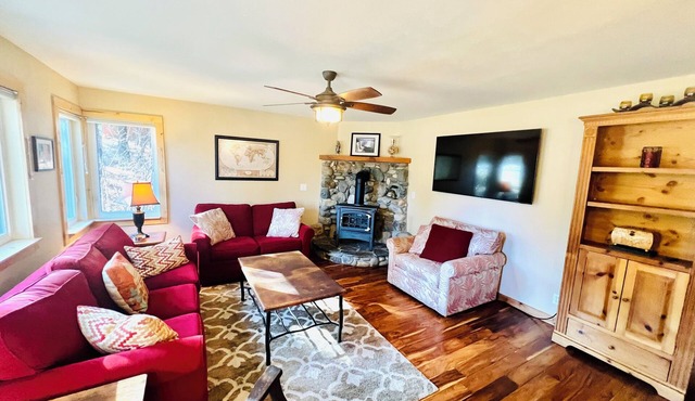 3 BR Family Friendly Updated Condo Near Ski Hill, Lake & Hiking.
