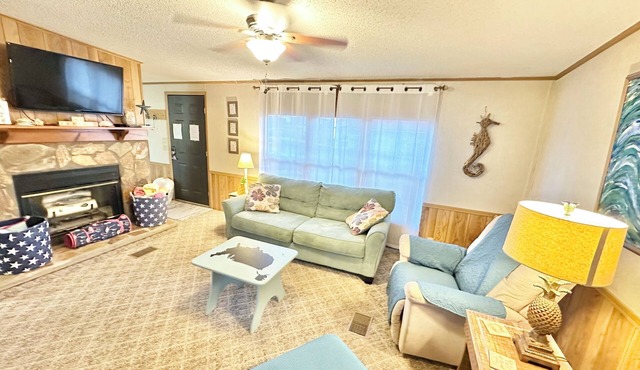 3-BR family home 2 blocks from main beach access in downtown Mexico Beach