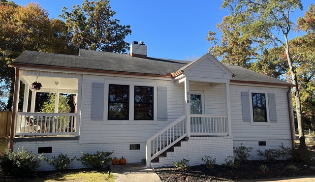 3 BR fully renovated 3 miles to Main St….contact JW for discount extended stays.