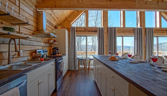 3 Br: Hideaway Chalet located 10 miles from the ski resort