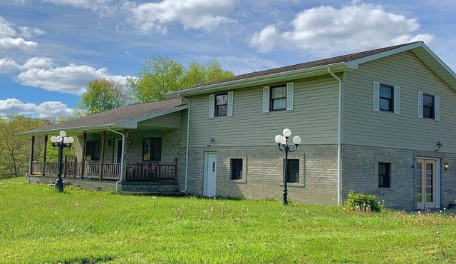 3 BR Home close to everything Summersville!