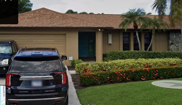 3 br home in Fort Myers with private pool, 2 blocks from golf, close to beach!