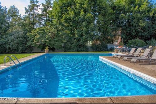 3 BR HOME - Mile from bucknell - Cozy fireplace - Pool