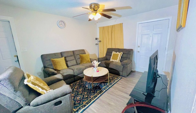 3 BR Home, Minutes to AirPort, Spacious Yard