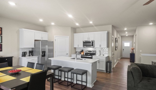 3 BR Home with king suite. Centrally located!