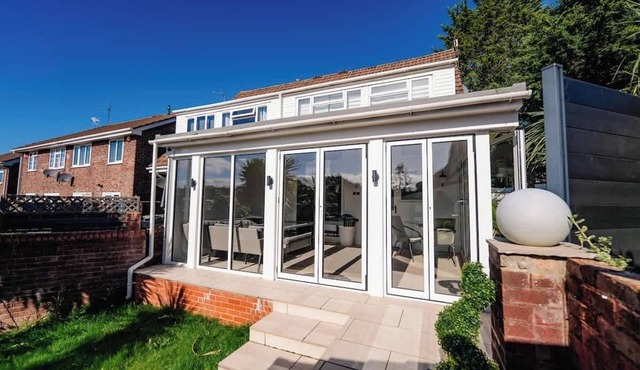 3 BR House With Free Parking -Garden & Fast WiFi