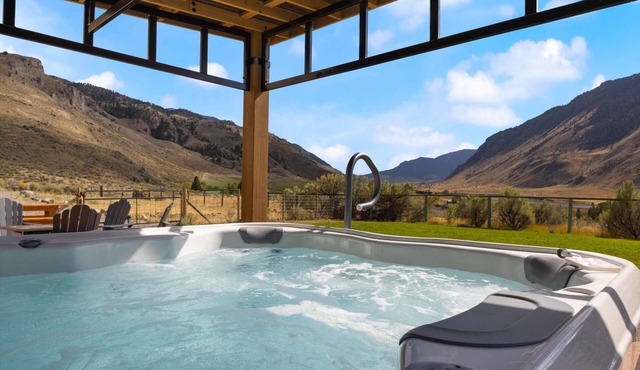 3 br house with hot tub by Yellowstone