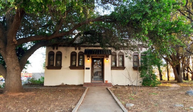 3-BR house with private park in great central location