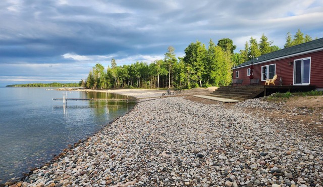3 BR Lake Front Getaway! Dog Friendly, Lakeside Deck, Dock, Incredible Sunrises