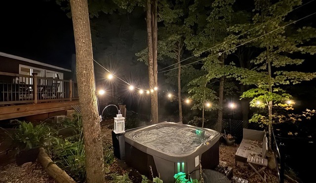 3 BR Lakefront Beach Retreat; Hot Tub, Fire Pits! Pet-friendly!