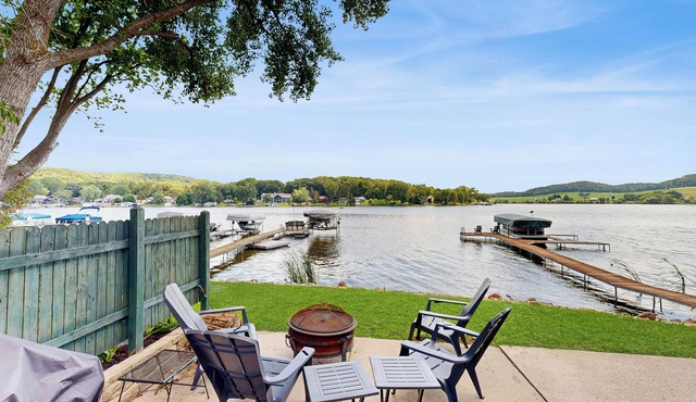 3 BR Lakefront House w/Private Dock