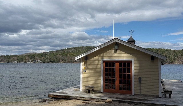 3 BR Lakefront Sandy Beach Boathouse Fire Pit Views Peaceful