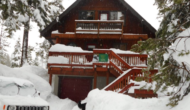 3 BR+loft, fam. rm., 2 bth, lg deck, close to major ski areas, trails, history.
