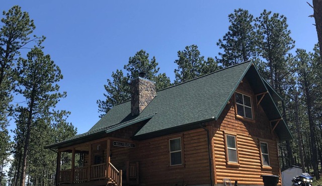3 BR LOG Cabin, 6 miles west of Custer. Secluded and ready for you and your pet