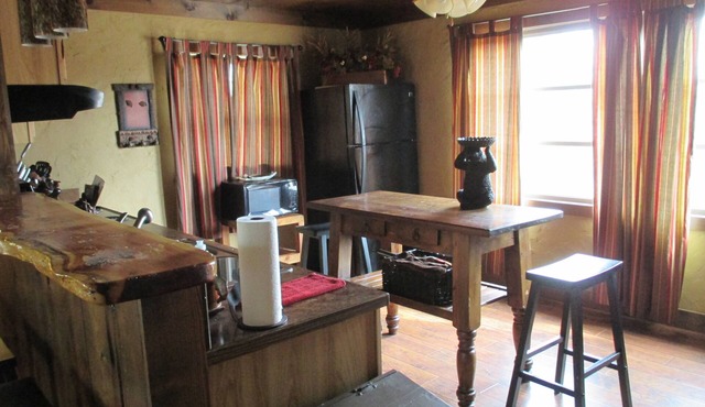 3 BR Luxury Fishing Cabin-Fenced Yard-Pet Friendly-Outdoor Patio-Campfire ring