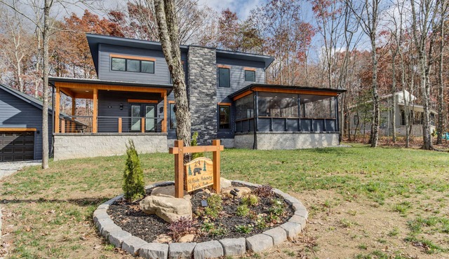 3-Br Luxury Home with Hot Tub & Arcade Games