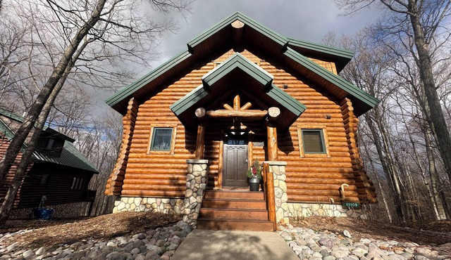 3 BR Mountain Cabin. Private Hot Tub. Ski-in/Ski-out. Sleeps 12 Guests!