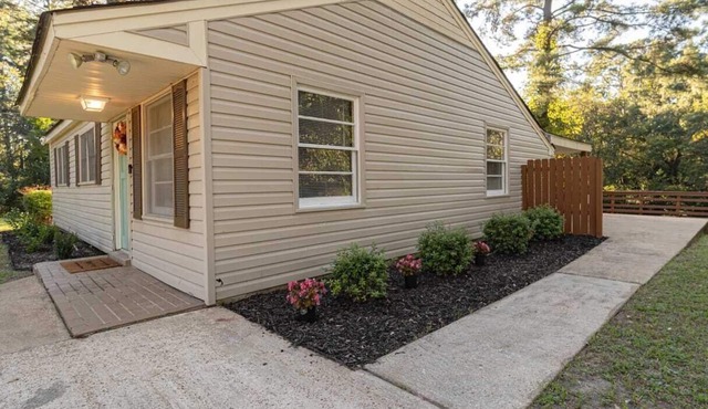 3 BR Nature Escape w/Large Yard + Home Office
