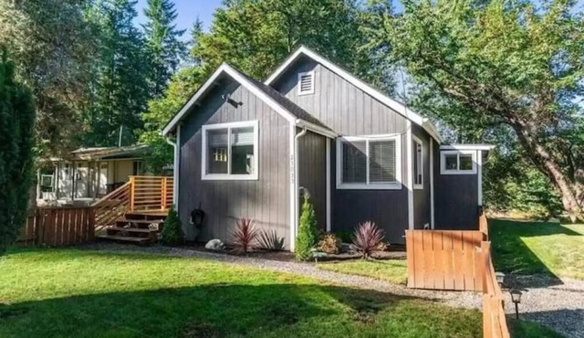3-BR PNW retreat where nature and outdoors meet rural and urban convenience!