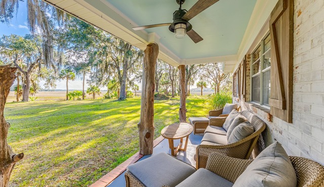 3-BR Ranch House w/docks, pool, and private firepit on Emma's Driftwood Farm