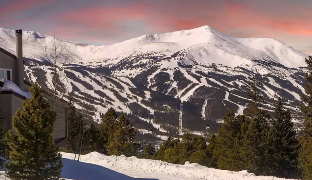 3-BR Townhouse w/hot tub and great views. Minutes from ski slopes.