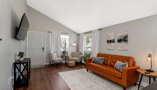 3 BR tranquil lakeside retreat.- Near Lake Erie!