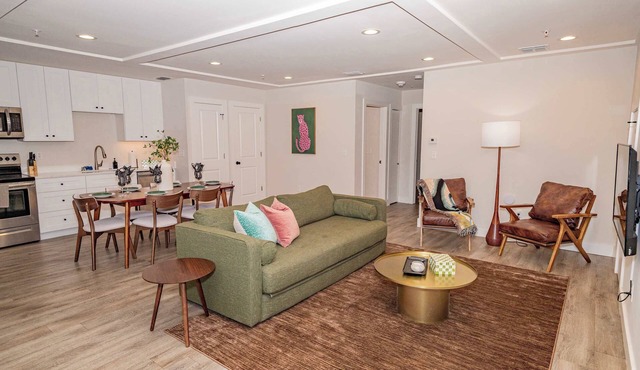 3 BR Urban Jungle - Steps from Daily's/TIAA Fld!