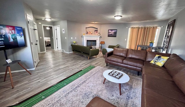 3-BR vacation home with 2 spacious entertaining areas: Sleeps 11, 4 miles to DT