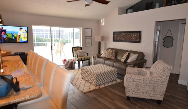 3 BR VILLA. Large pool. Hot tub. 25 min to Disney. 2 King Size Beds, 1 queen