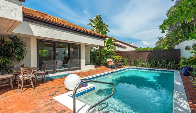 3 BR Villa w/private pool in Pelican Bay. Walk to the beach and Waterside Shops